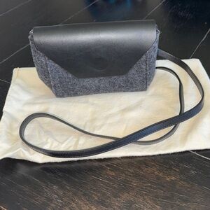 Graf Lañtz crossbody bag. Grey flannel and leather.